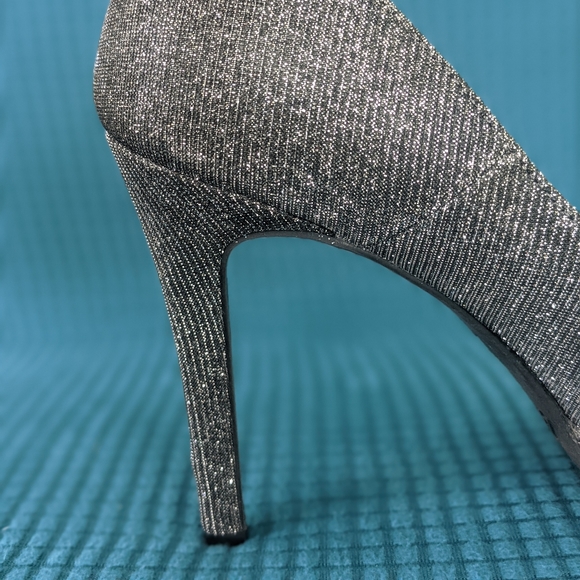 Pair of Size 7 1/2 Gray/Silver Fioni Night shoes - Picture 9 of 10